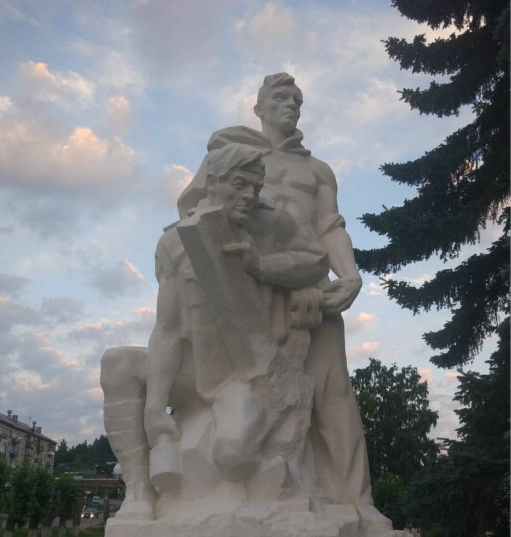 памятник солдаты верх нейвинск